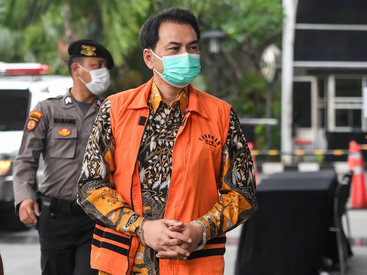 Mantan Wakil Ketua DPR Azis Syamsuddin bersiap menjalani pemeriksaan di gedung KPK, Jakarta, Senin (11/10).