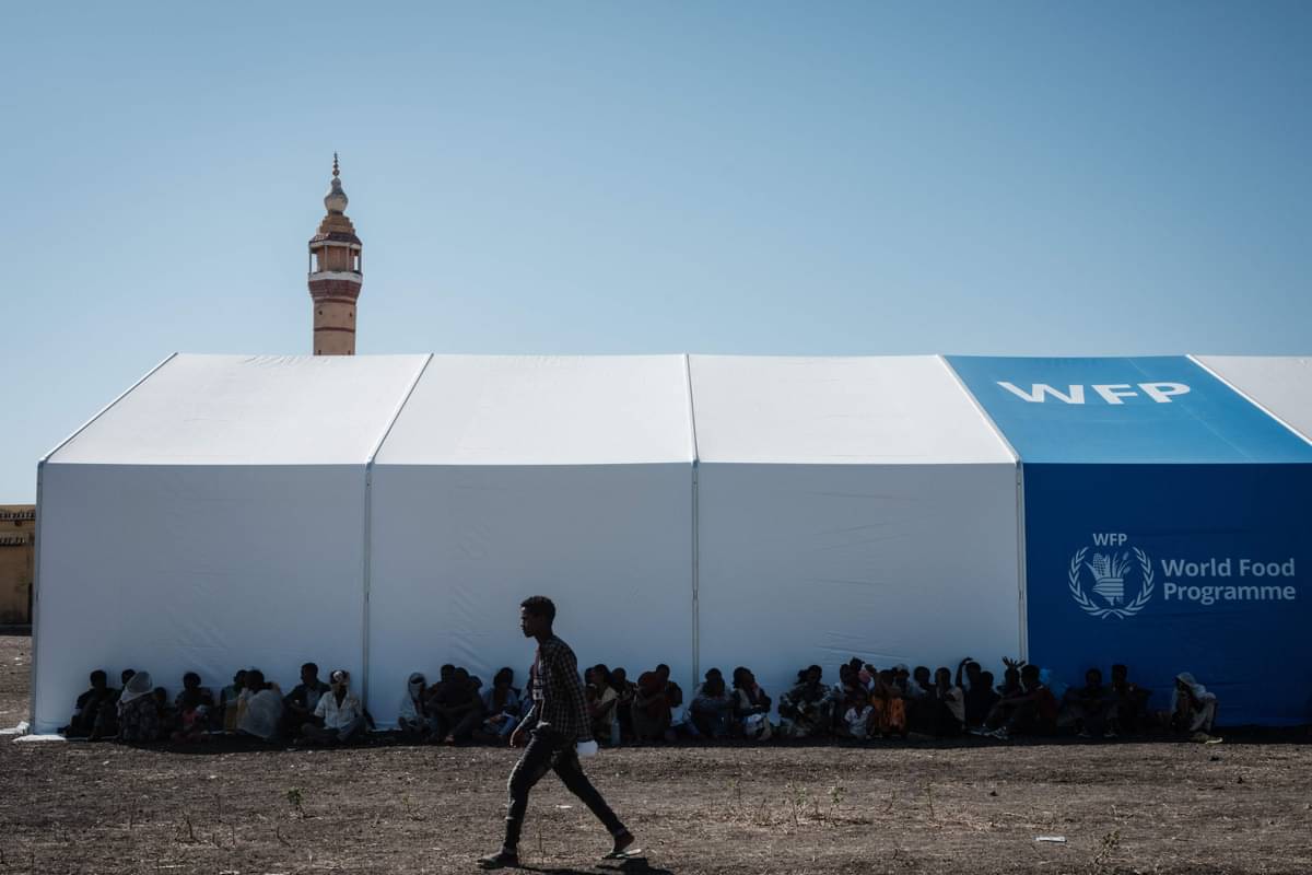 Sejumlah pengungsi Ethiopia berlindung di balik gudang WFP di perbatasan antara Ethiopia dan Sudan.