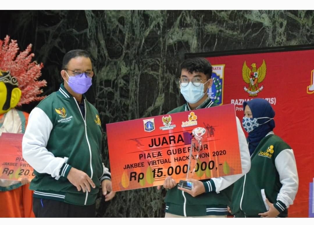 Gubernur DKI Jakarta memberi hadiah kepada juara peserta Jakbee Social Innovation Award 2021. 