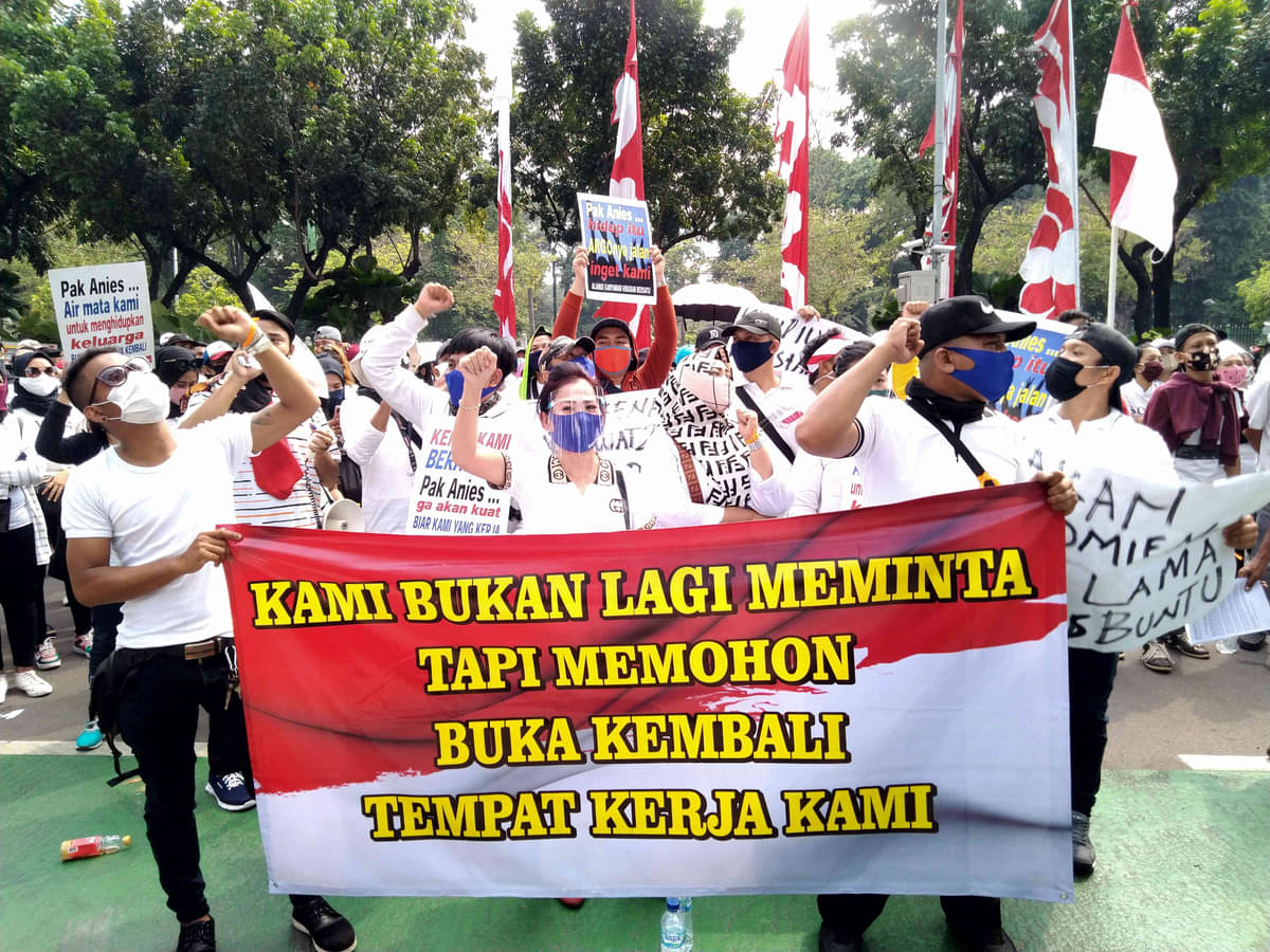 Pekerja dunia hiburan menggelar unjukrasa di  Balai Kota DKI Jakarta agar tempat hiburan karaoke dibuka, beberapa waktu lalu.