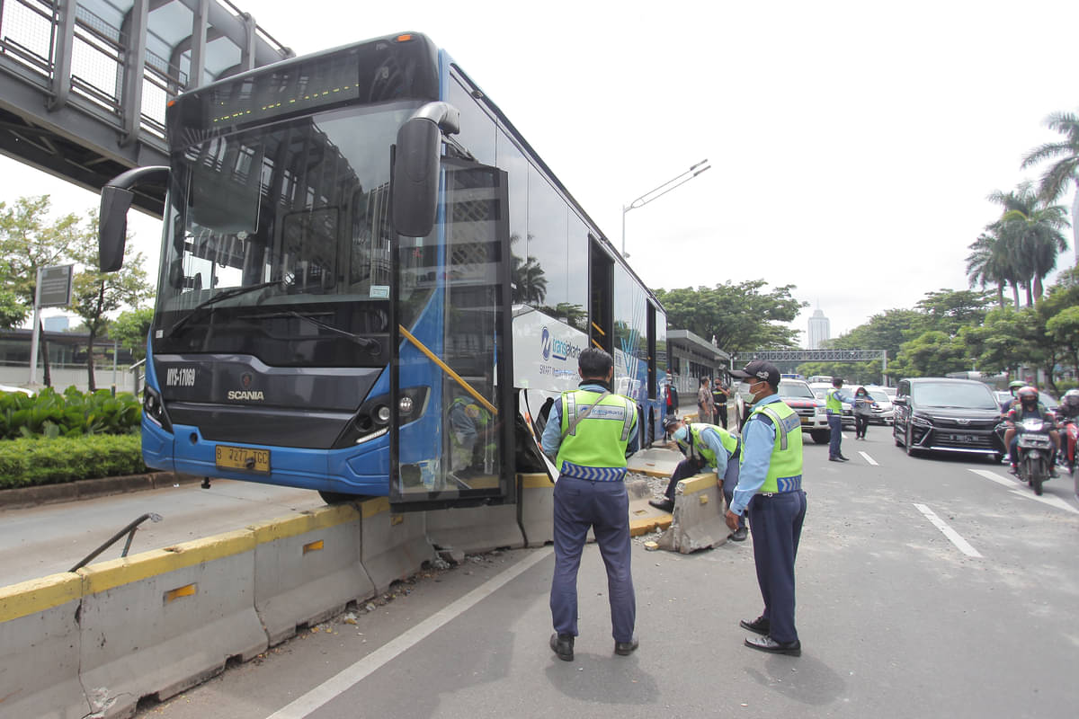 Bus Transjakarta menabrak pembatas jalan