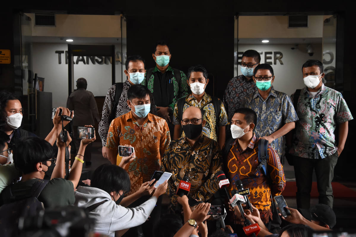 Mantan penyidik KPK Novel Baswedan (tengah) bersama sejumlah mantan pegawai KPK usai mengikuti Sosialisasi ASN Polri.