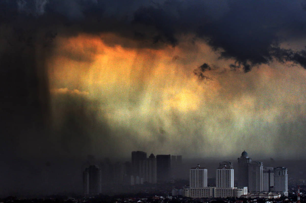 Gumpalan awan tebal dan angin disertai hujan mengguyur Jakarta, Rabu (16/3/2021).