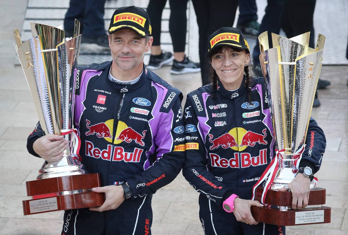 Sebastien Loeb (kiri) dan co-driver-nya Isabelle Galmiche berpose usai menjadi juara di Reli Monte Carlo.