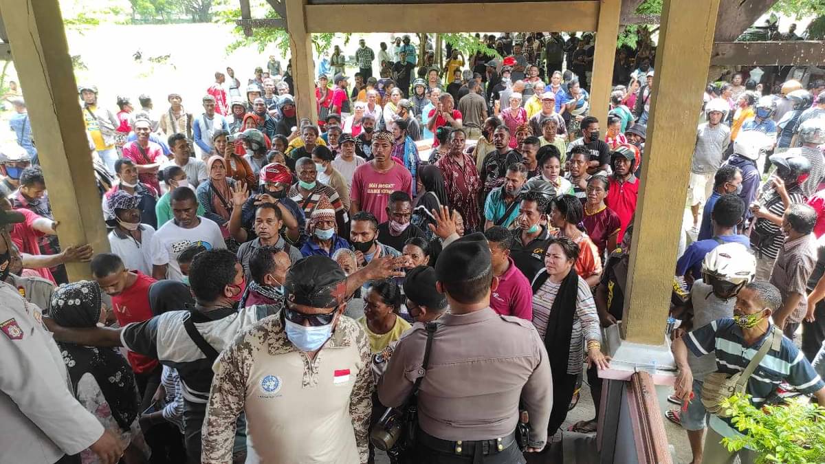 Tolak Pasar Liar, Ribuan Pedagang di Sikka Turun aksi ke Jalan