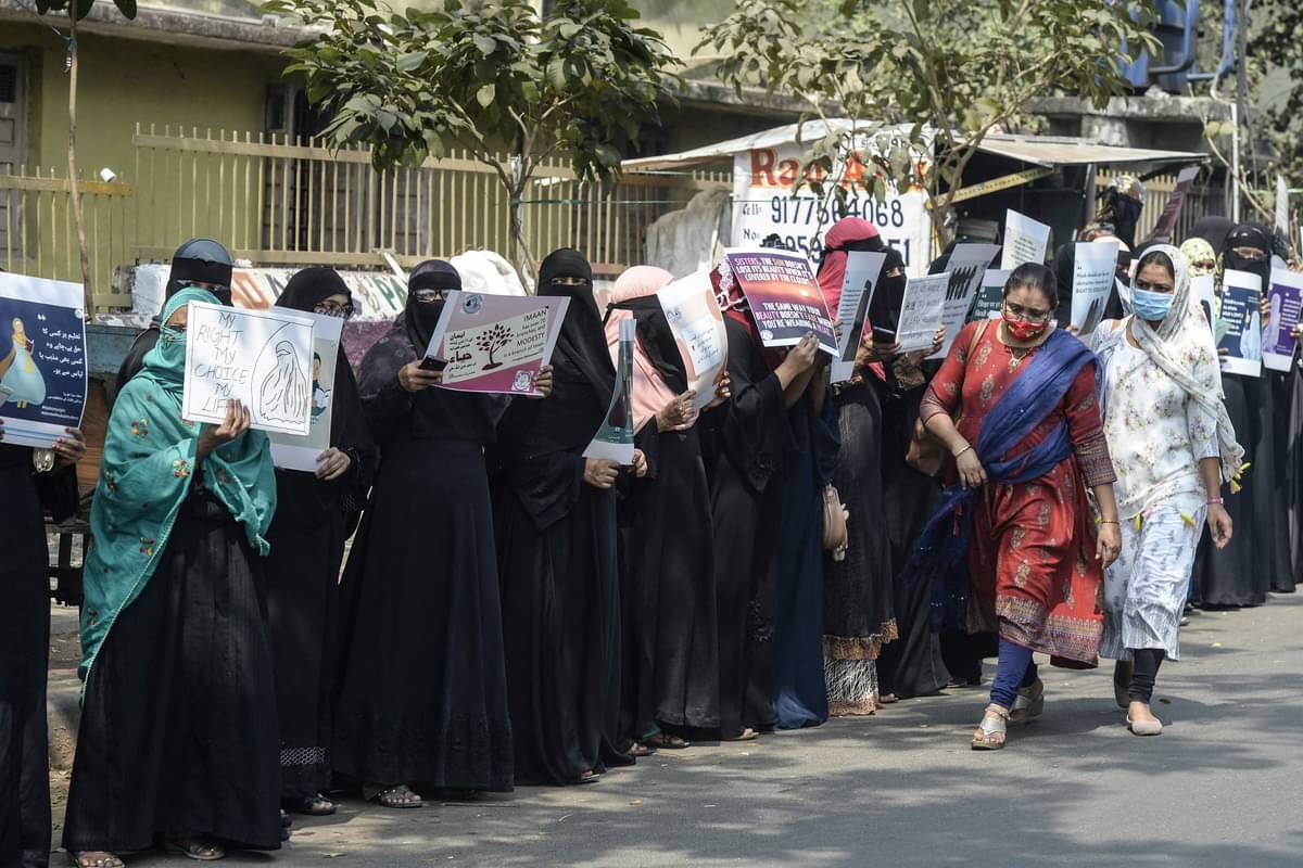 Protes aliansi mahasiswi Muslim India atas kebijakan pelarangan jilbab di ruang kelas