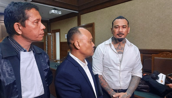 Musisi I Gede Aryastina alias Jerinx SID didampingi kuasa hukumnya memberikan keterangan usai sidang tuntutan di PN Jakarta Pusat.