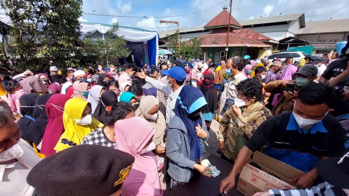 Operasi pasar minyak goreng di Pasar Alang-Alang Lebar di Provinsi Sumatra Selatan, Rabu (12/1/2022).