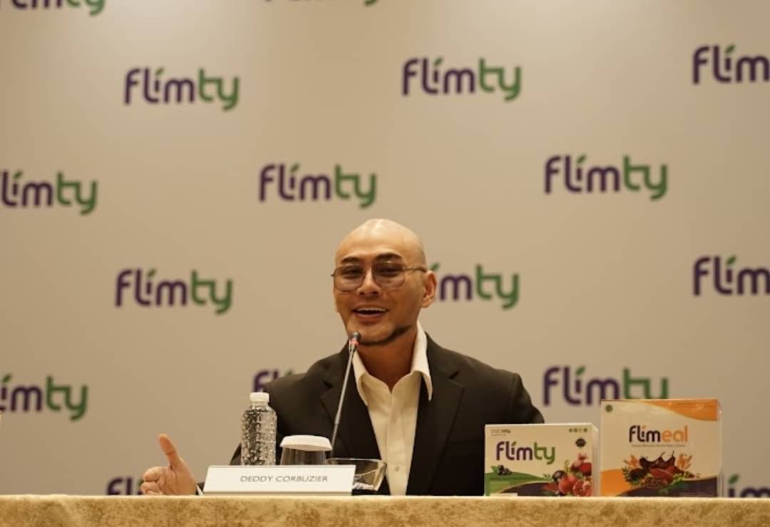 Publik Figur Deddy Corbuzier yang juga merupakan Fitness Enthusiast saat konferensi pers yang digekar Flimty. 