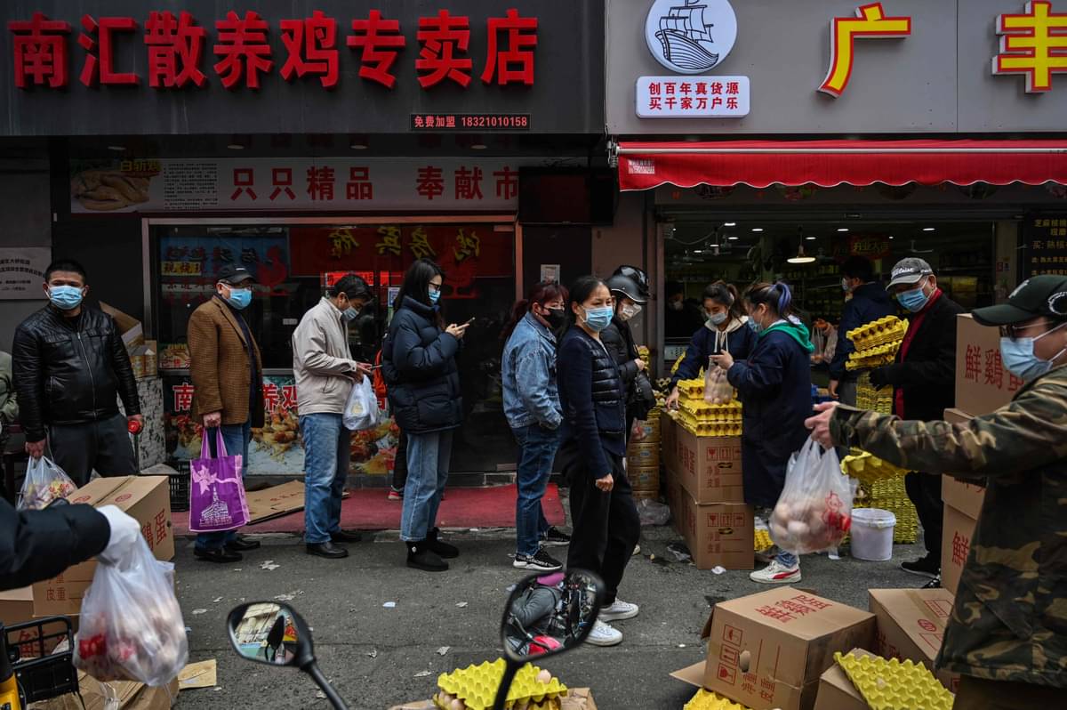 Warga antre belanja telur di Shanghai, Tiongkok, pada 28 Maret 2022.