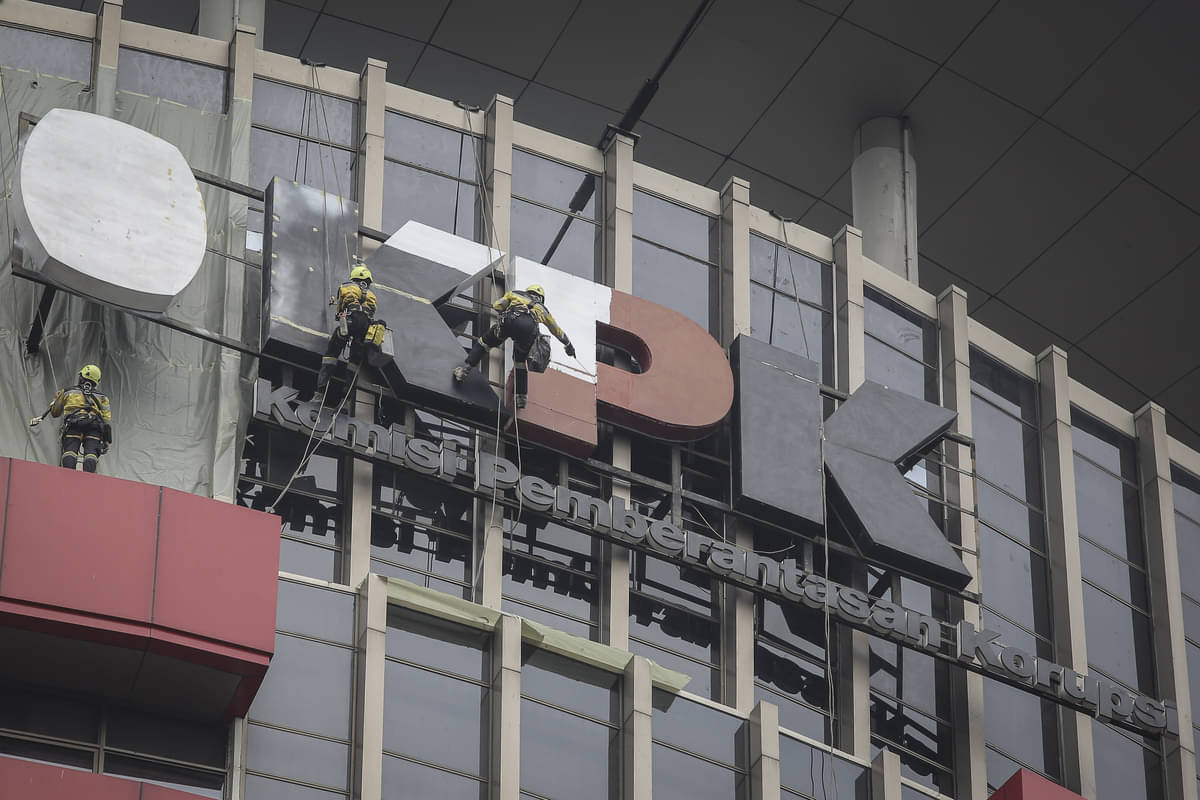 Pekerja mengecat logo KPK di Gedung Merah Putih, Jakarta.