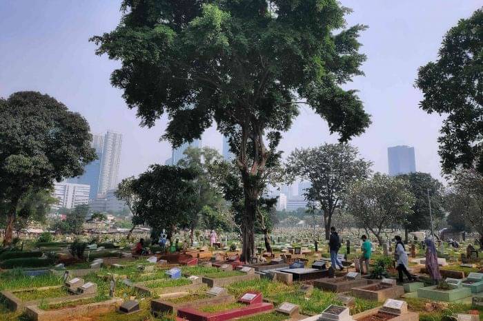 Jelang Ramadan, TPU Kalimulia Depok Mulai Ramai Dikunjungi Peziarah