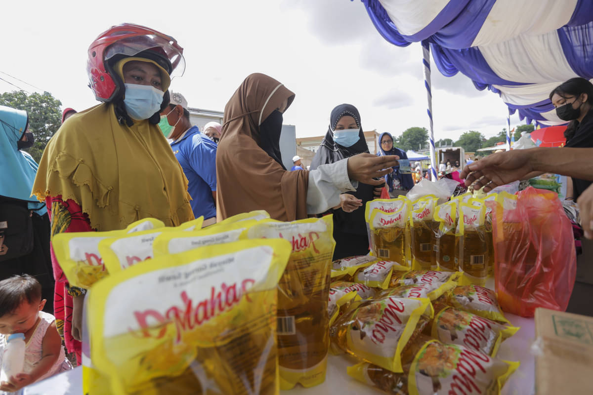 Warga antre membeli minyak goreng dalam pasar murah di Sambau, Batam, Kepulaua Riau, Selasa (29/2/2022)