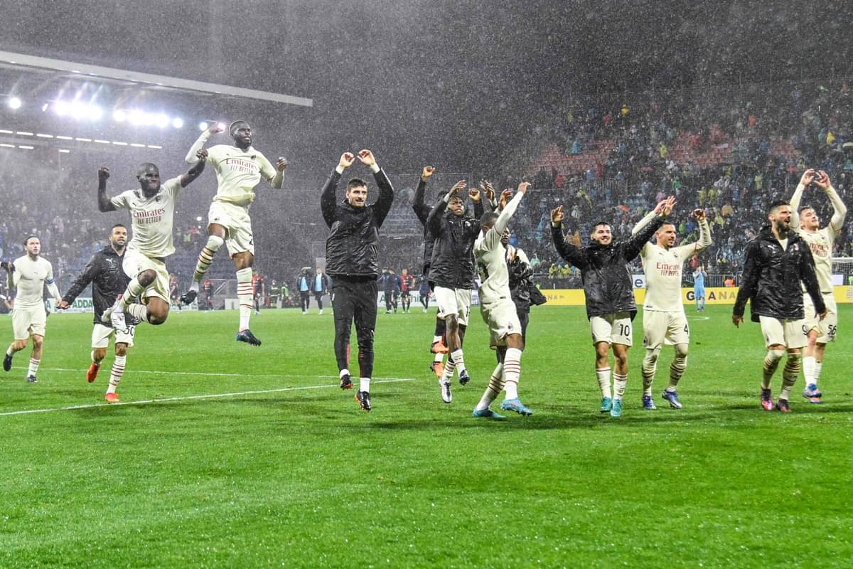 Para pemain AC Milan menyapa pendukun mereka usai mengalahkan Cagliari di laga Serie A