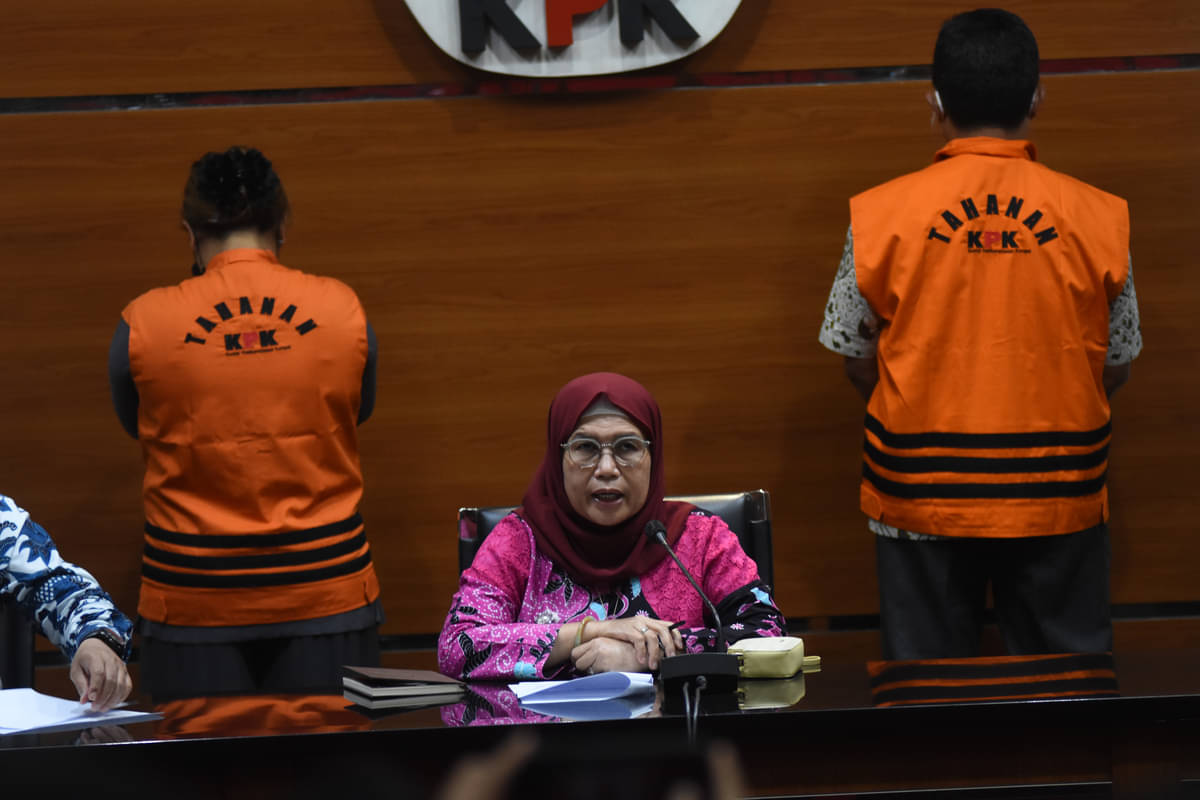 Wakil Ketua KPK Lili Pintauli Siregar (tengah) 