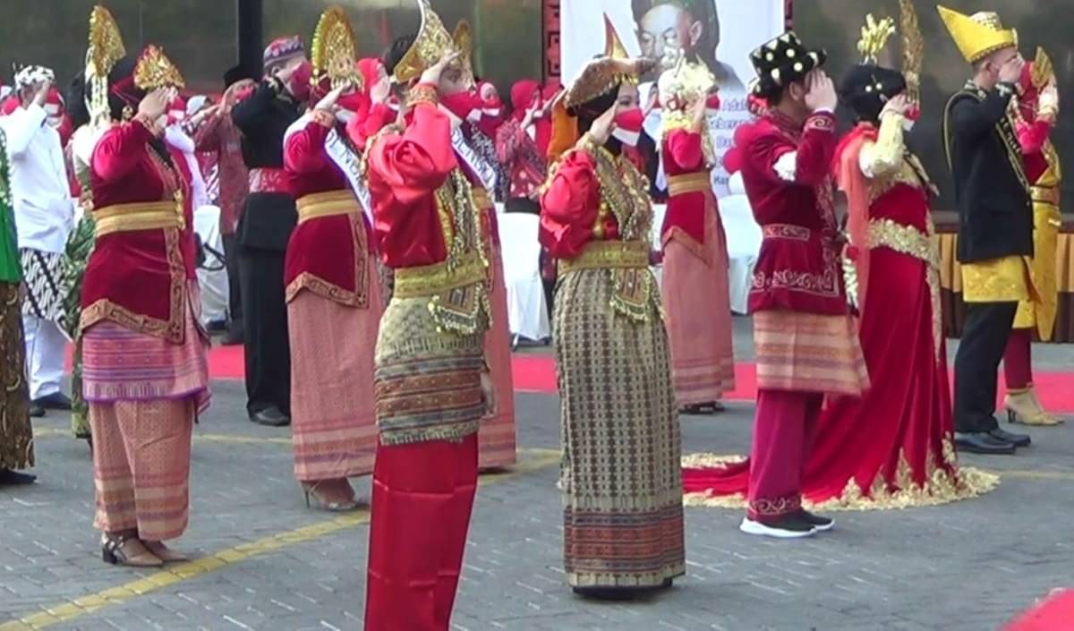 Upacara bendera dengan pakaian adat 34 provinsi di rumah sakit swasta, Sidoarjo, Jatim, unt memperingati Hari Kemerdekaan ke-76 RI.