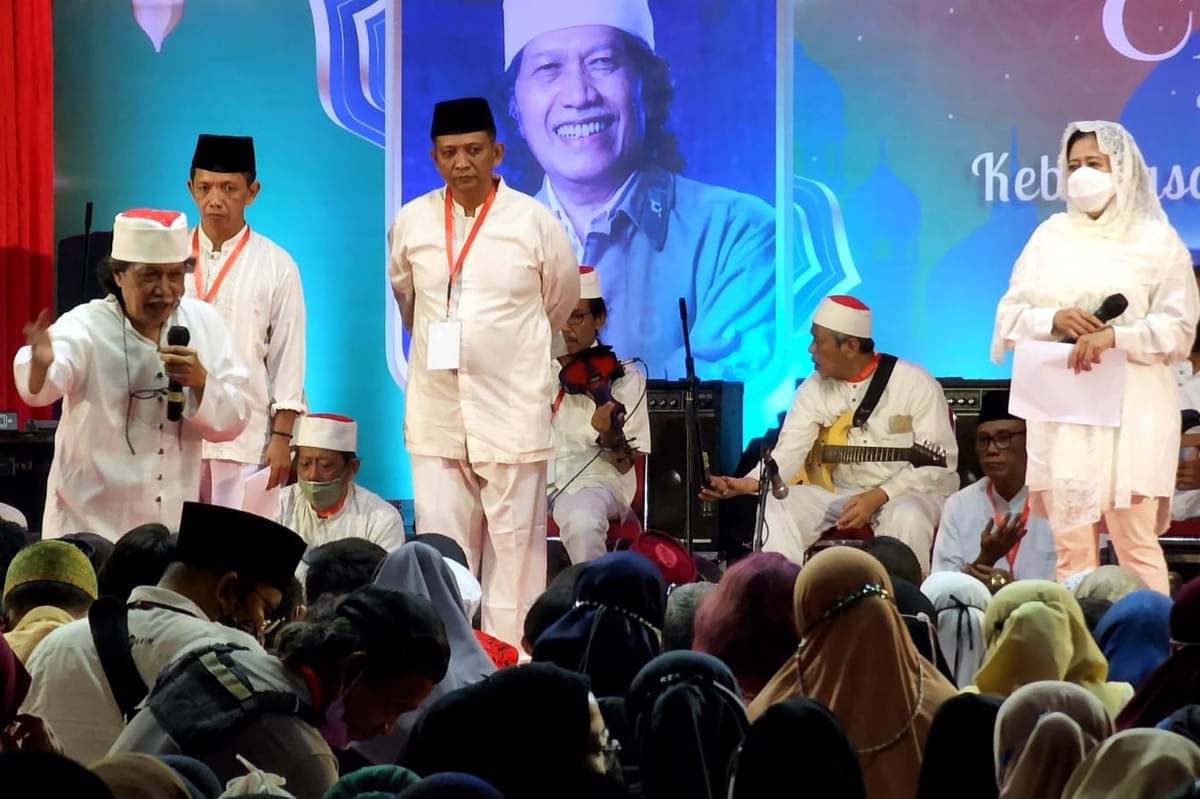 Ketua DPR yang sekaligus Ketua DPP Bidang Politik PDIP Puan Maharani berada satu panggung dengan Budayawan Emha Ainun Najib.