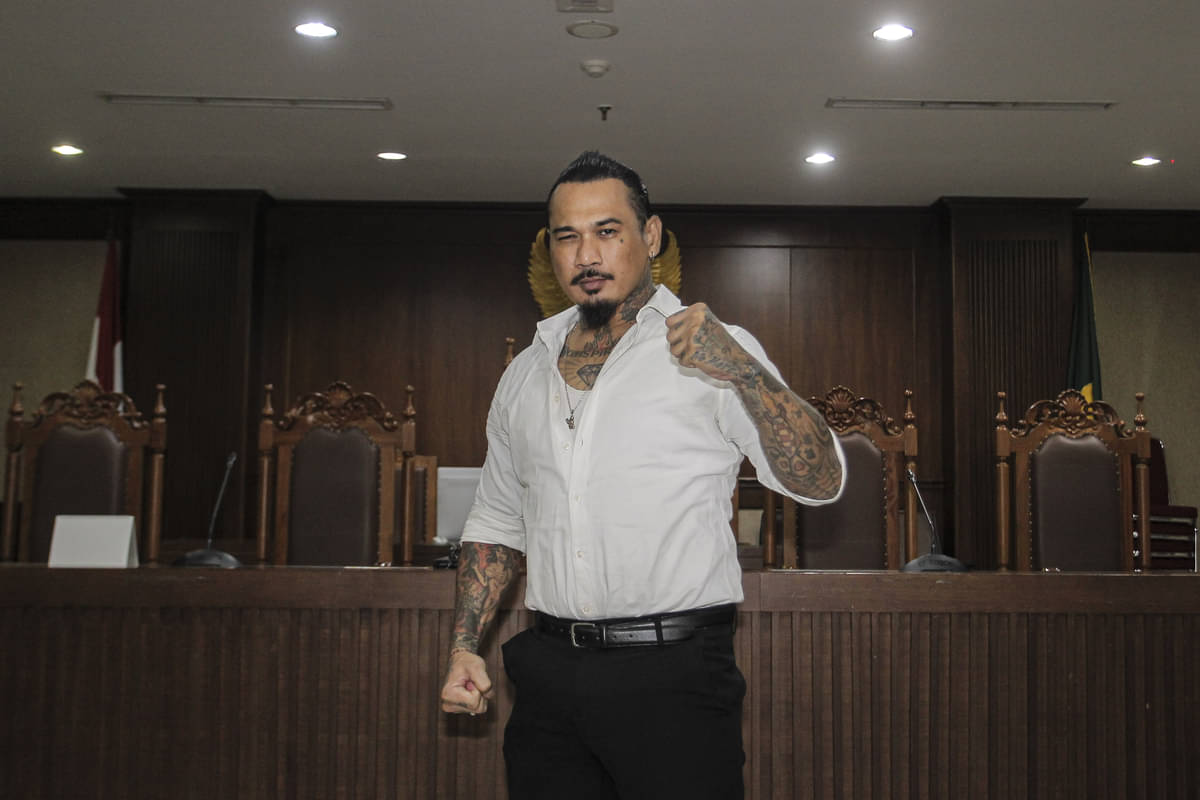 I Gede Aryastina atau Jerinx berpose sebelum mengikuti sidang pembacaan vonis di pengadilan.