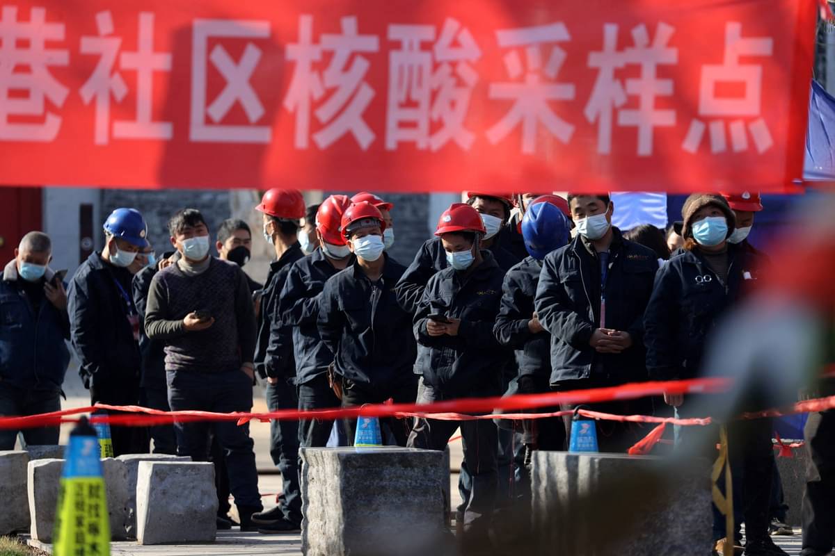 Para pekerja di Shanghai, Tiongkok sedang mengantre tes covid-19.
