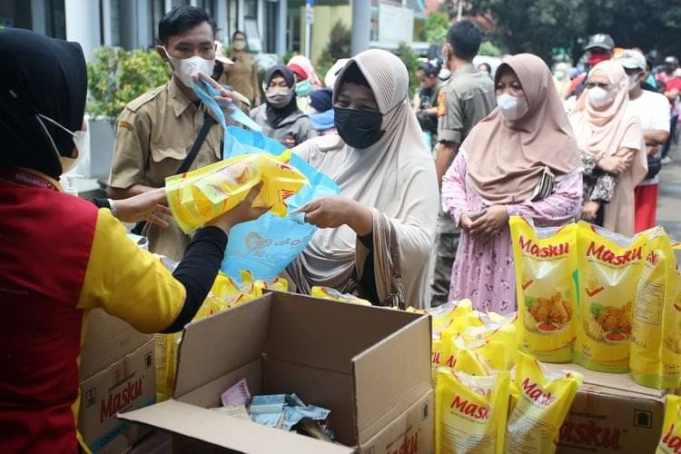 Warga mengantre membeli minyak goreng kemasan