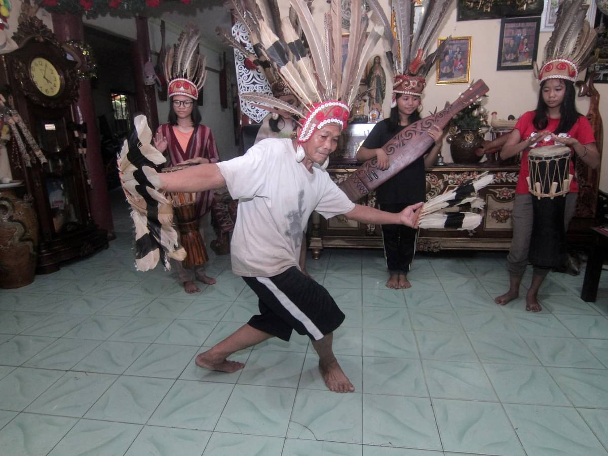 Seniman dayak Kalimantan Barat Christian Mara (tengah) membawakan tarian penyambutan tamu khas Dayak Jangkang.