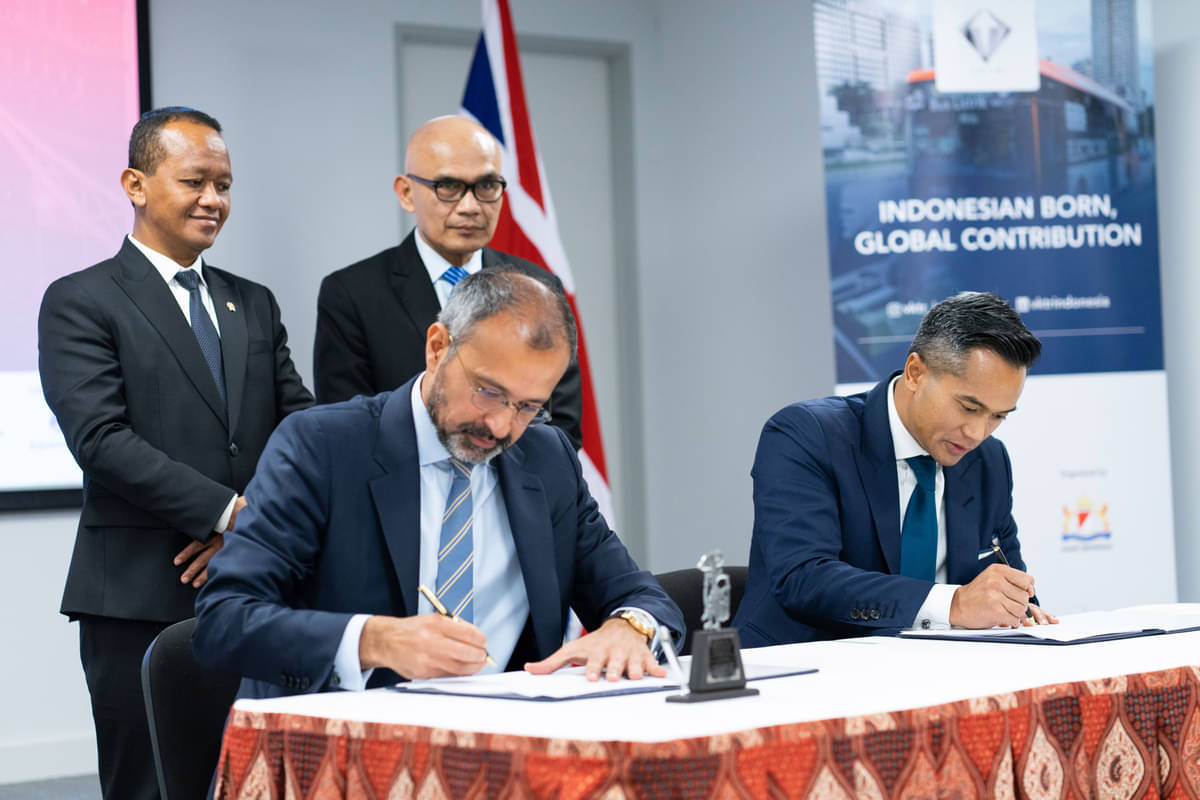 Menteri Investasi Bahlil Lahadlia dan Duta Besar Indonesia untuk Inggris Desra Percaya menyaksikan MoU antara pengusaha Indonesia-Inggris