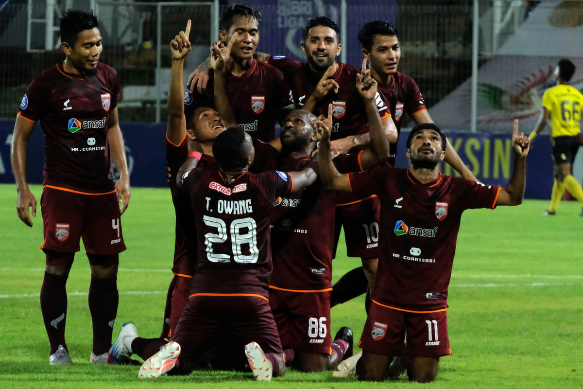 Pemain Borneo FC melakukan selebrasi usai mencetak gol ke gawang lawan.