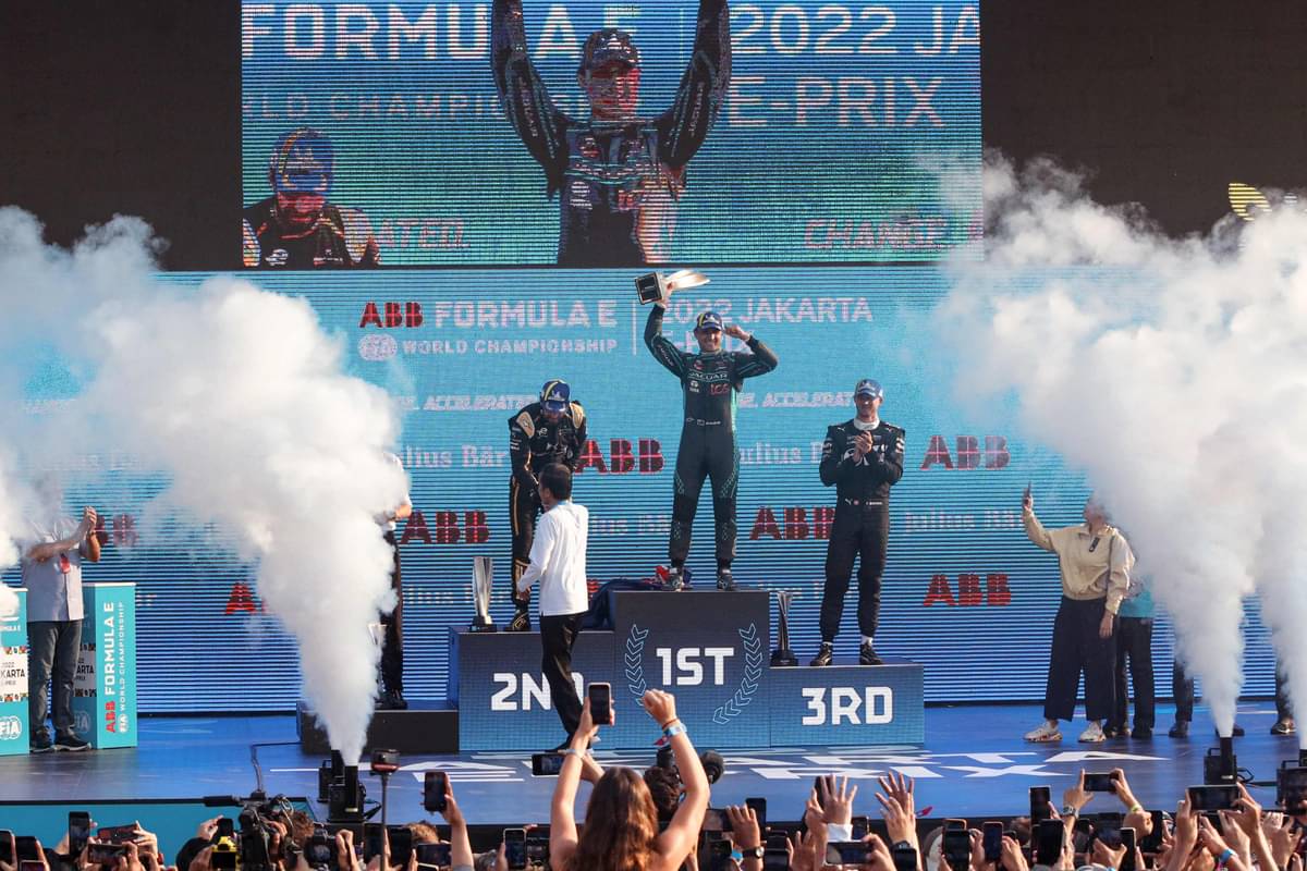Presiden Joko Widodo menyerahkan trofi kepada para pemenang Formula-e Jakarta.