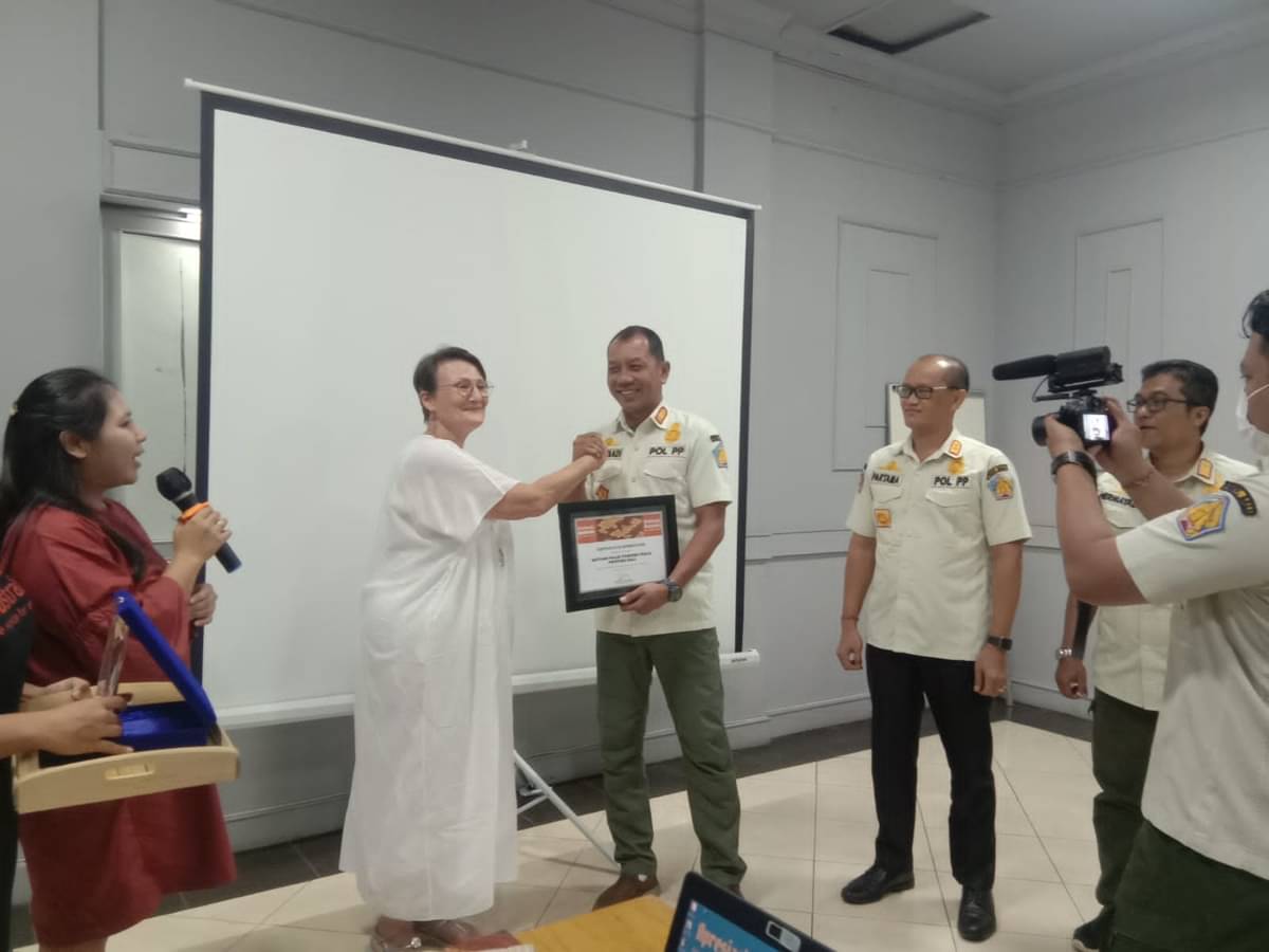 Kepala SatPol PP Bali Dewa Nyoman Rai Dharmadi menerima penghargaan karena tegas dalam larangan konsumsi daging anjing di Bali. 