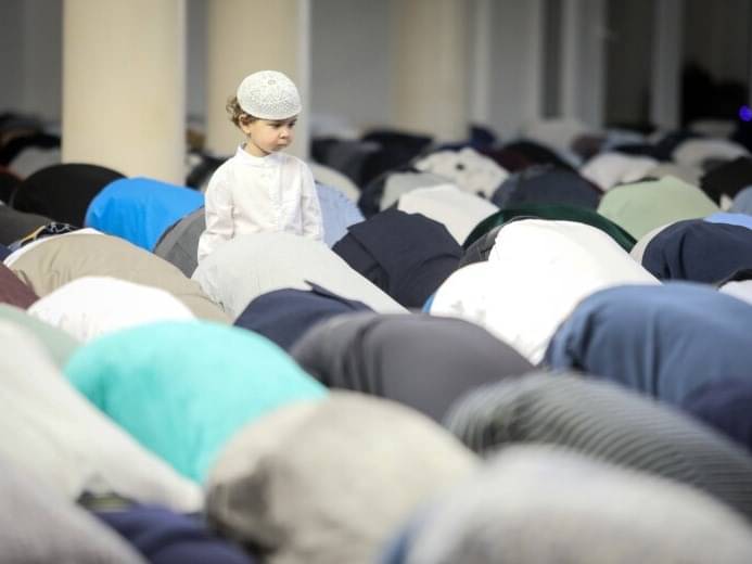Seorang anak laki-laki di antara orang-orang yang bersujud di Masjid Ar-Rakhma, Kyiv pada Hari Raya Idul Adha, Agustus 2019.