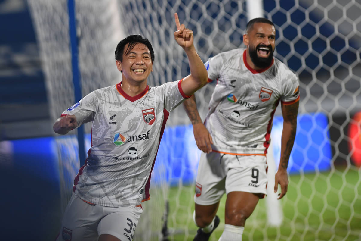 Pesepak bola Borneo FC Wahyudi Hamisi (kiri) berselebrasi bersama rekannya Fransisco Torres 