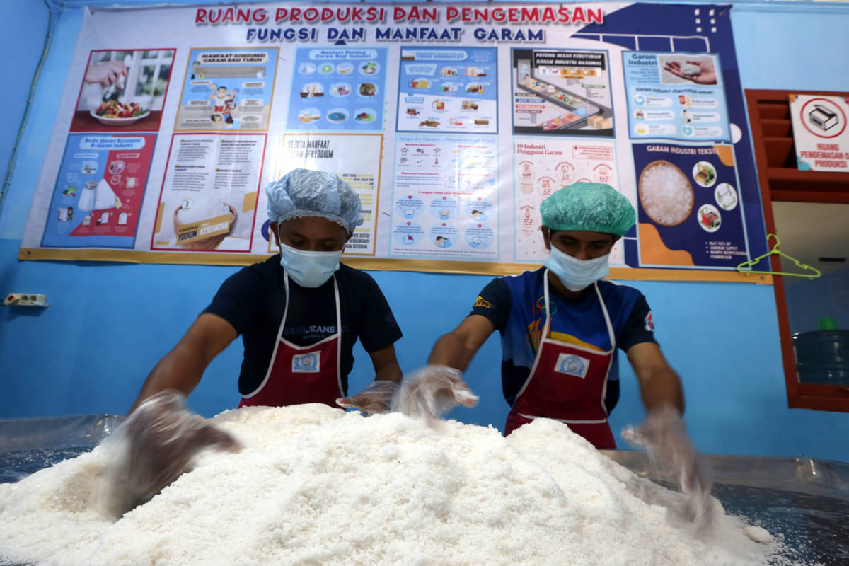Pekerja mengolah dan memproduksi garam rakyat menjadi produk garam beryodium di UKM Rumah Garam Aceh, Desa Pande, Banda Aceh, Aceh.