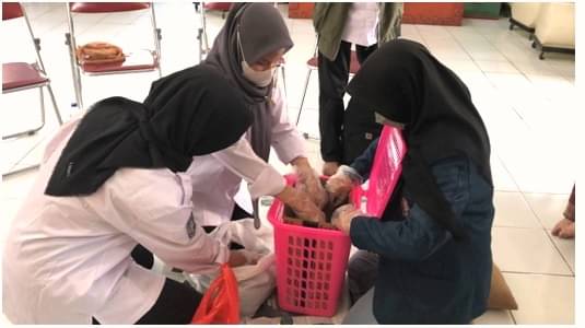 Kurangi Sampah Organik, Mahasiswa Undip Ajak Warga Buat Kompos Takakura  