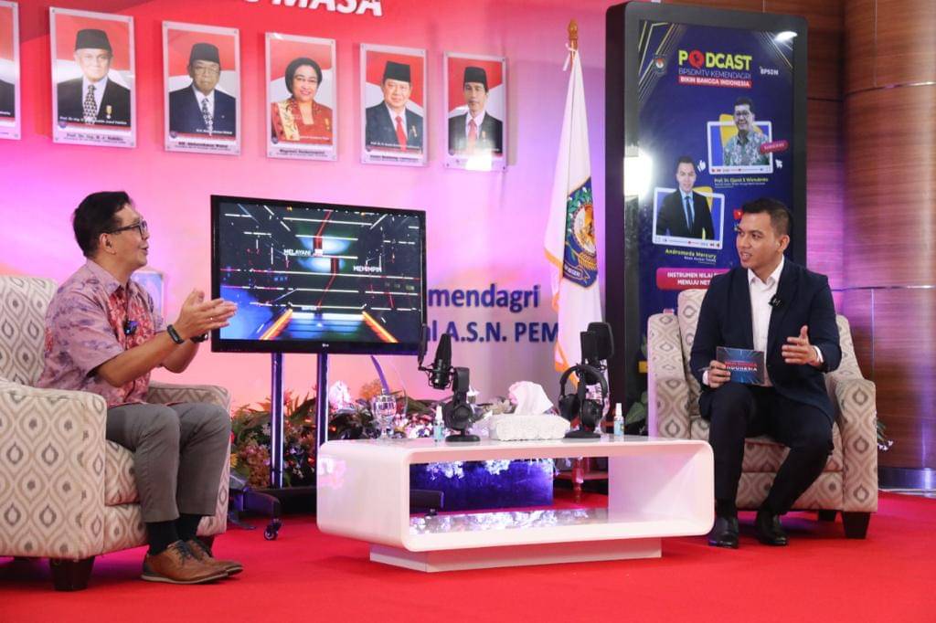 Peneliti Senior BRIN Prof. Dr. Djarot S Wisnubroto (kiri) dalam podcast Bikin Bangga Indonesia