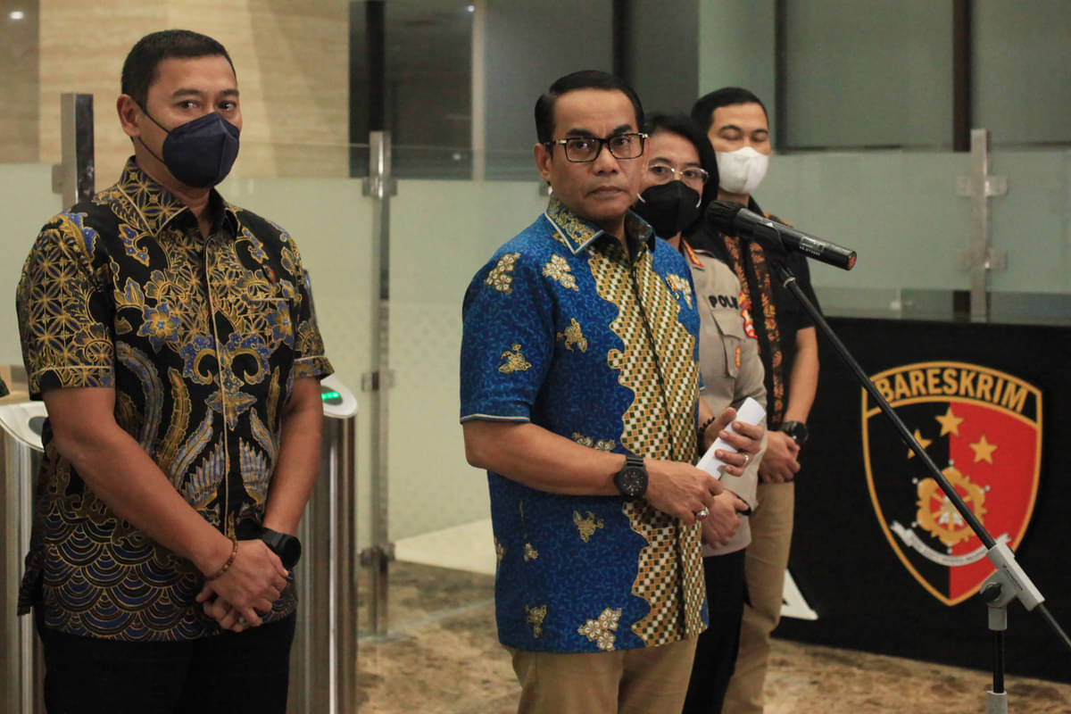 Direktur Tindak Pidana Umum Bareskrim Polri, Brigjen Andi Rian Djajadi (tengah). 