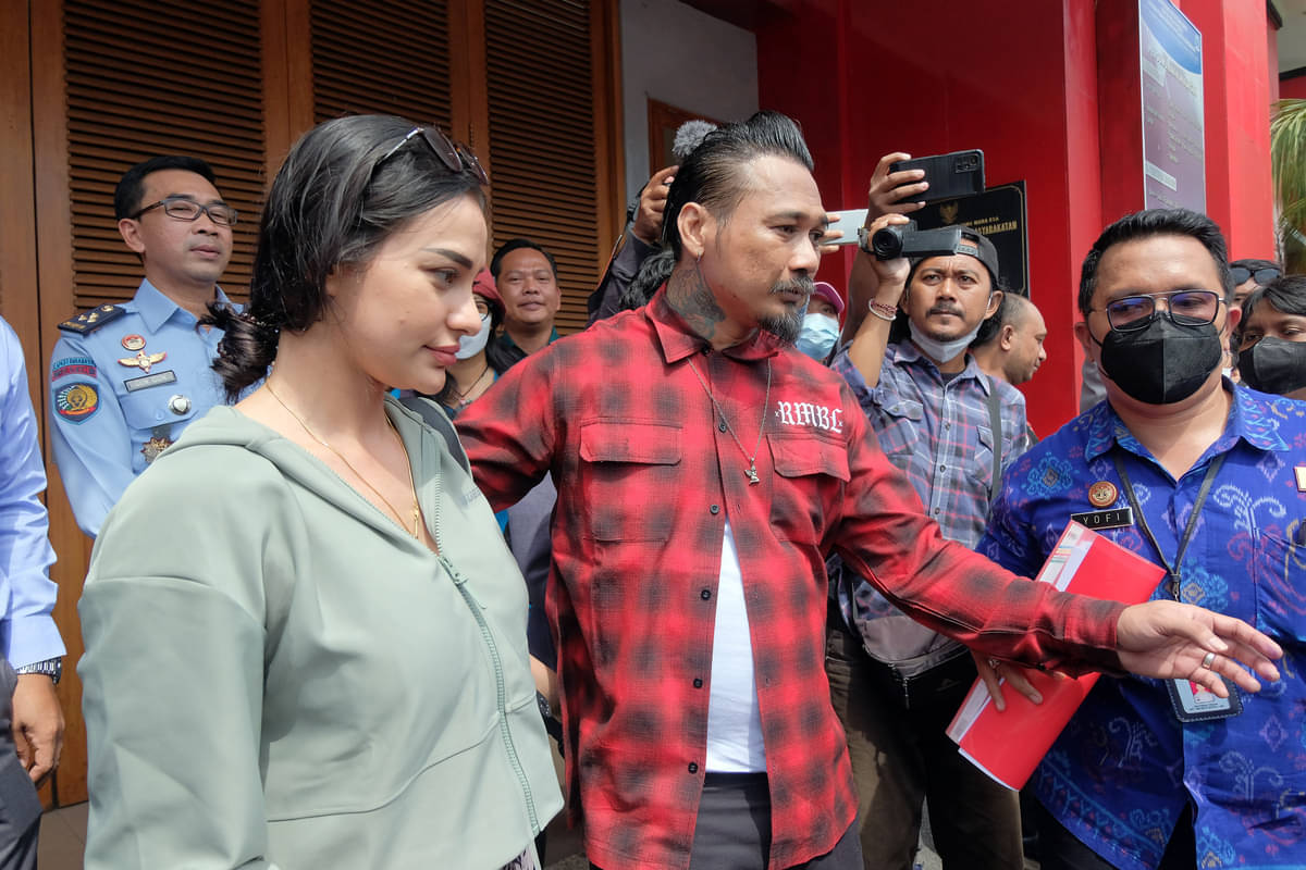 Terpidana I Gede Ari Astina alias Jerinx (tengah) saat meninggalkan Lapas Permasyarakatan Kelas II A Kerobokan, Badung, Bali.