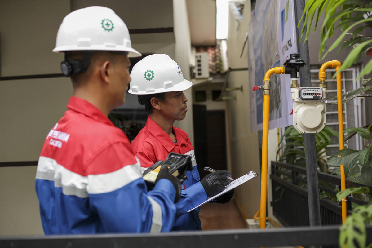 Petugas Perusahaan Gas Negara memeriksa meteran gas di salah satu rumah warga.