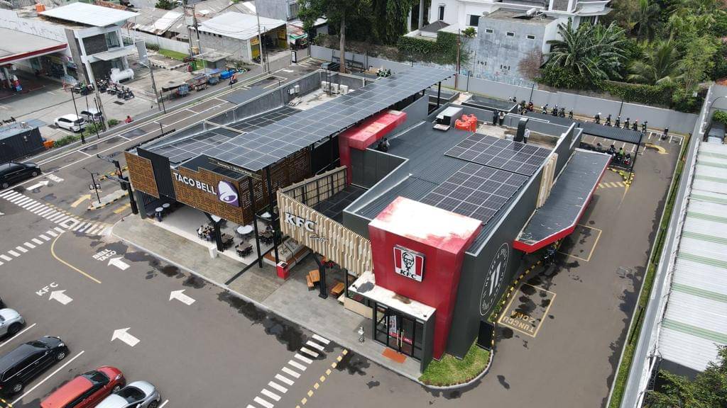 Gerai KFC yang berada di Jalan Panjang, Jakarta Barat, menggunakan PLTS dan menyediakan Stasiun Pengisian Kendaraan Listrik Umum (SPKLU). 