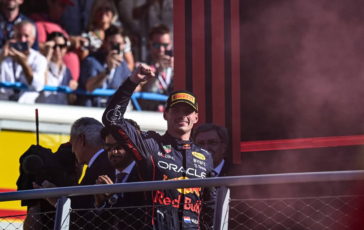 Pembalap Formula 1 Max Verstappen saat merayakan kemenangan.