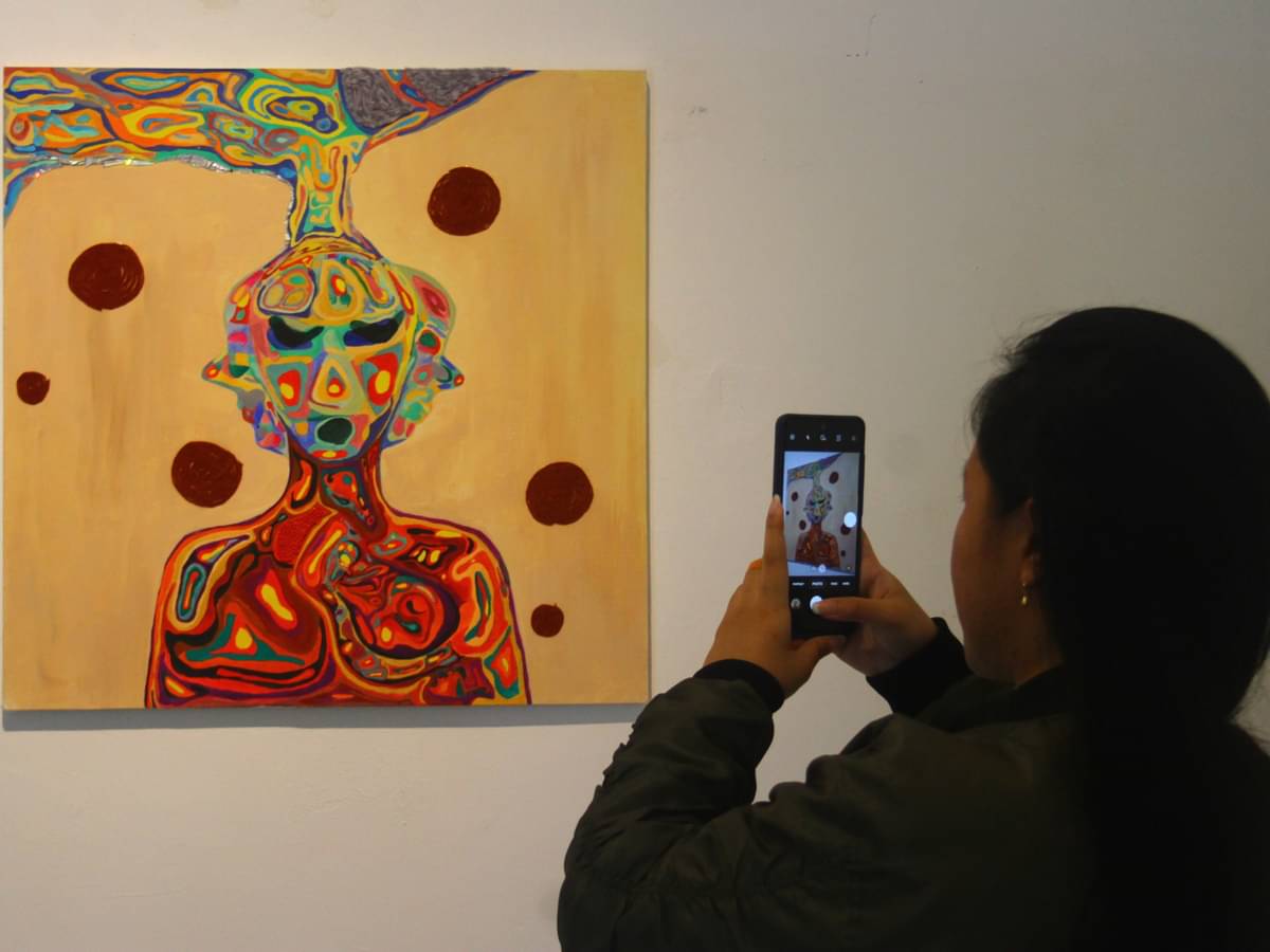 Pengunjung memotret karya susunan elemen warna atau biasa disebut Nirmana yang dipajang dalam pameran karya kreatif bertajuk Art Basil.