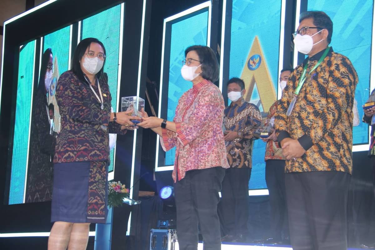 Kepala BPKAD Kota Denpasar, Dr. Putu Kusumawati (kiri) saat menerima Penghargaani dari Menteri Keuangan, Sri Mulyani Indrawati.