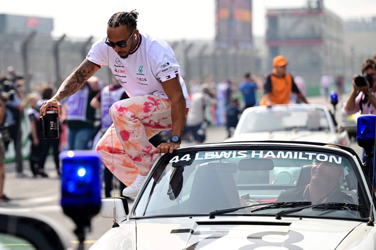 Pembalap Mercedes Benz Lewis Hamilton saat keluar dari mobilnya.