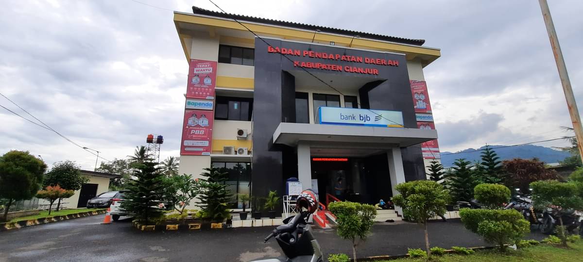 Kantor Badan Pendapatan Daerah (Bapenda) Kabupaten Cianjur kumpulkan pembayaran PBB Rp2,9 miliar hasil blusukan ke daerah selama dua pekan.