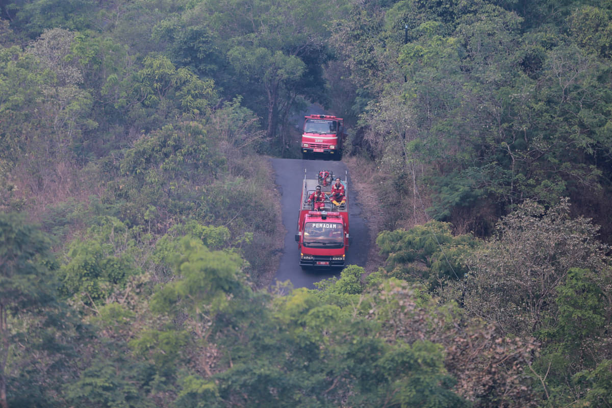 Petugas pemadam kebakaran pemkab Kuningan menuju lokasi karhutla di Desa Padabeunghar, Pasawahan, Kuningan, Jawa Barat, Selasa (27/9)