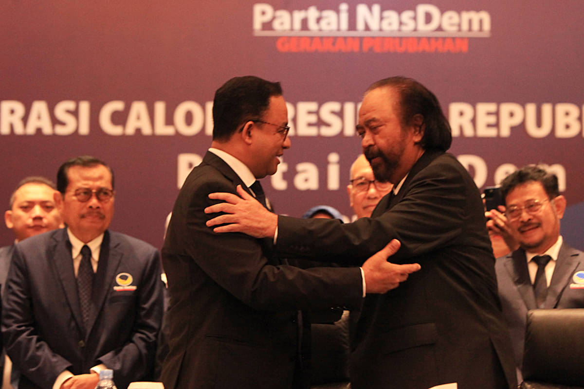 Ketua Umum Partai NasDem Surya Paloh (kedua kanan) dan Gubernur DKI Jakarta Anies Baswedan.