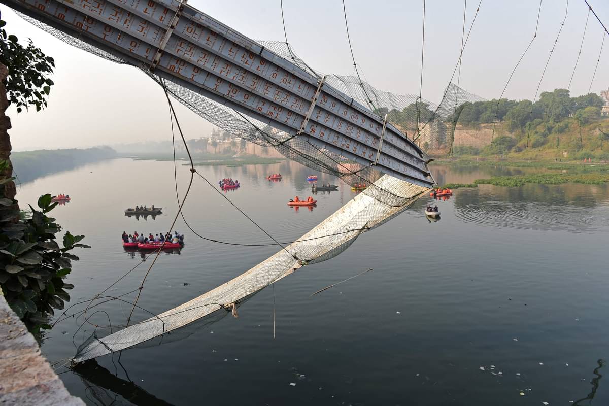 Proses penyelamatan korban jembatan gantung yang runtuh di Gujarat, India. 