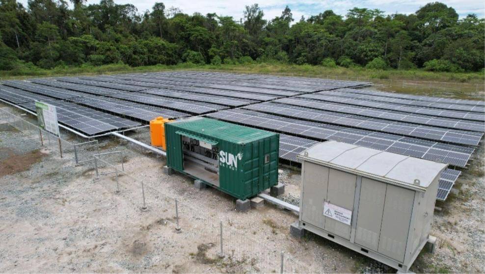 Inovasi teknologi Solar PV Roll Up dari SUN Energy di kawasan pertambangan.
