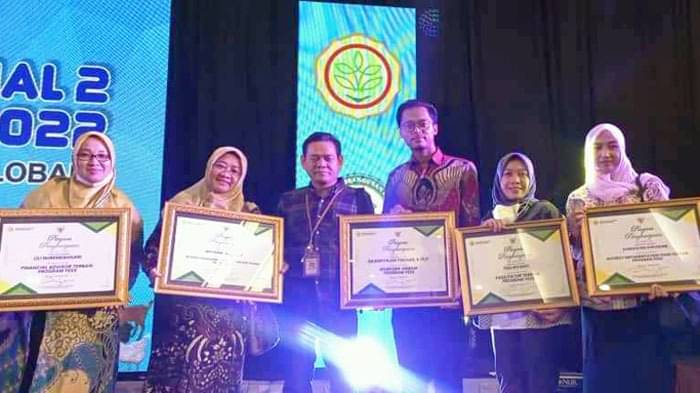  Manajer PPIU YESS Jabar, Aminudin (ke-3 kiri) bersama pelaksana pendamping petani milenial Program YESS Jabar.