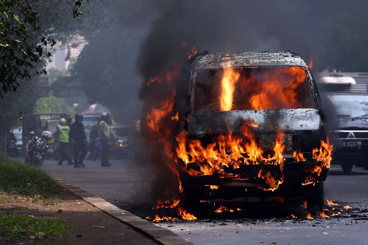 Sebuah mobil angkutan kota (angkot) jurusan Ciputat - Pondok Labu terbakar tepat di lampu merah Lebak Bulus,TB Simatupang, Jakarta, Selasa (