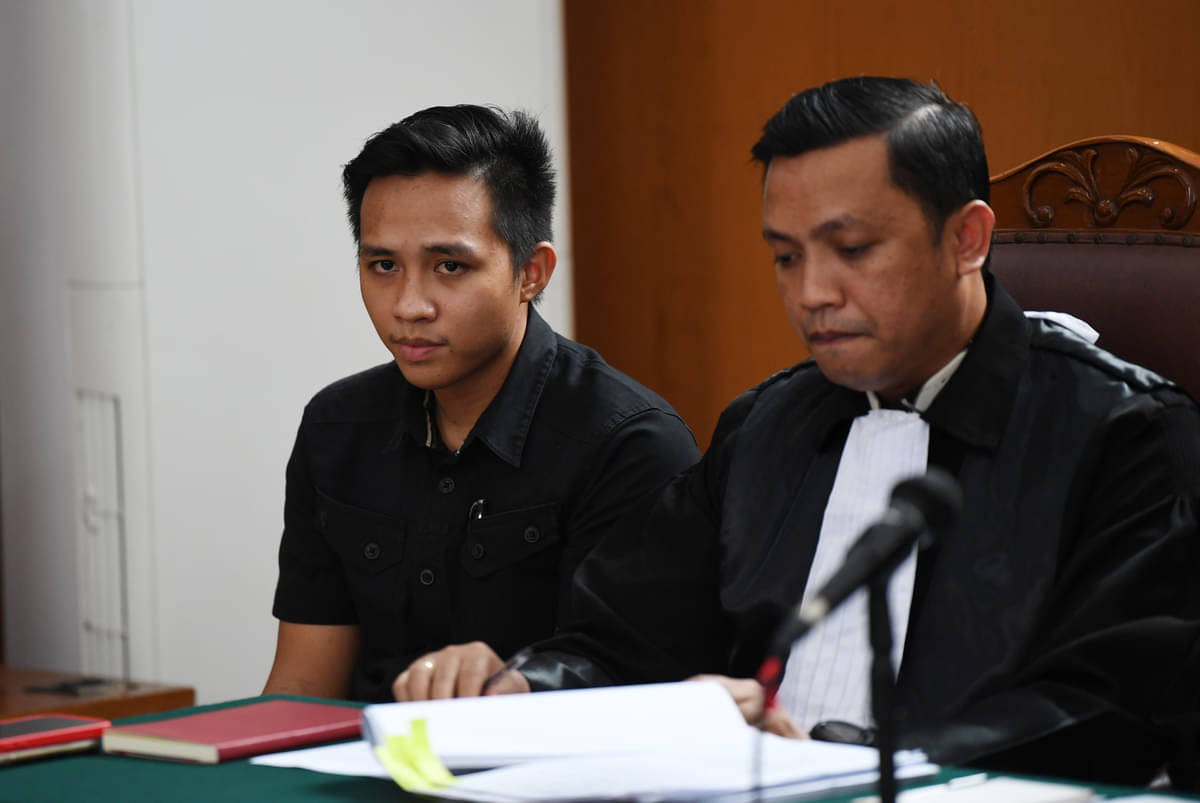 Terdakwa kasus pembunuhan Brigadir Yosua, Richard Eliezer Pudihang Lumiu (kiri) mengikuti sidang lanjutan di PN Jaksel, Senin (25/10).